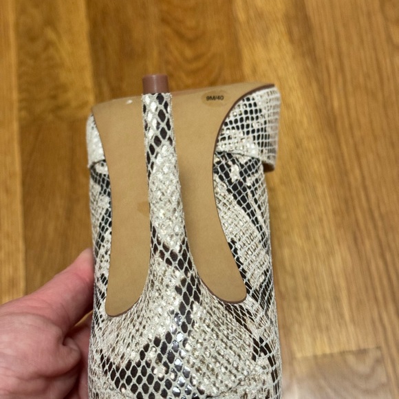 Size 9 Vince Camuto snakeskin 4” heels - Picture 8 of 13